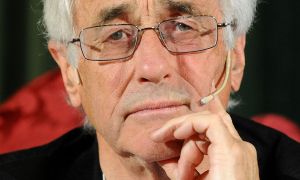 Colin Crouch: 'Les institucions democràtiques es mantenen intactes, però el poder es desplaça a les elits'