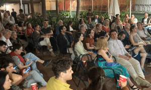 Dues-centes persones celebren la nit electoral europea