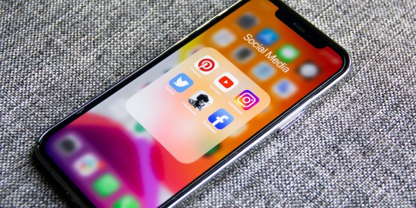 Nova comunicació política i qualitat democràtica: Reforça o afebleix?