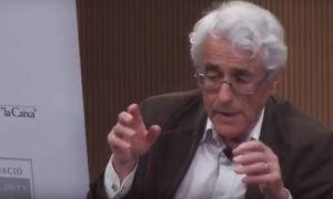 Colin Crouch: 'Les institucions democràtiques es mantenen intactes, però el poder es desplaça a les elits'