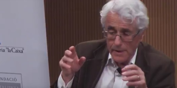 Colin Crouch: 'Les institucions democràtiques es mantenen intactes, però el poder es desplaça a les elits'