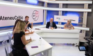 Dolors Camats, directora de la FCE, colabora en una entrevista con el consejero Jaume Duch, Carme Colomina i Sonia Andolz