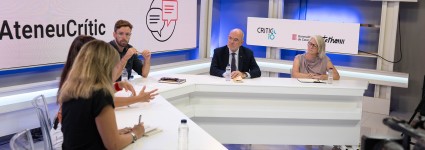 Dolors Camats, directora de la FCE, colabora en una entrevista con el consejero Jaume Duch, Carme Colomina i Sonia Andolz